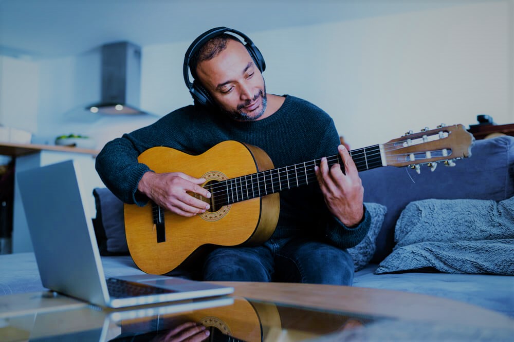 Hombre tocando Guitarra Acústica