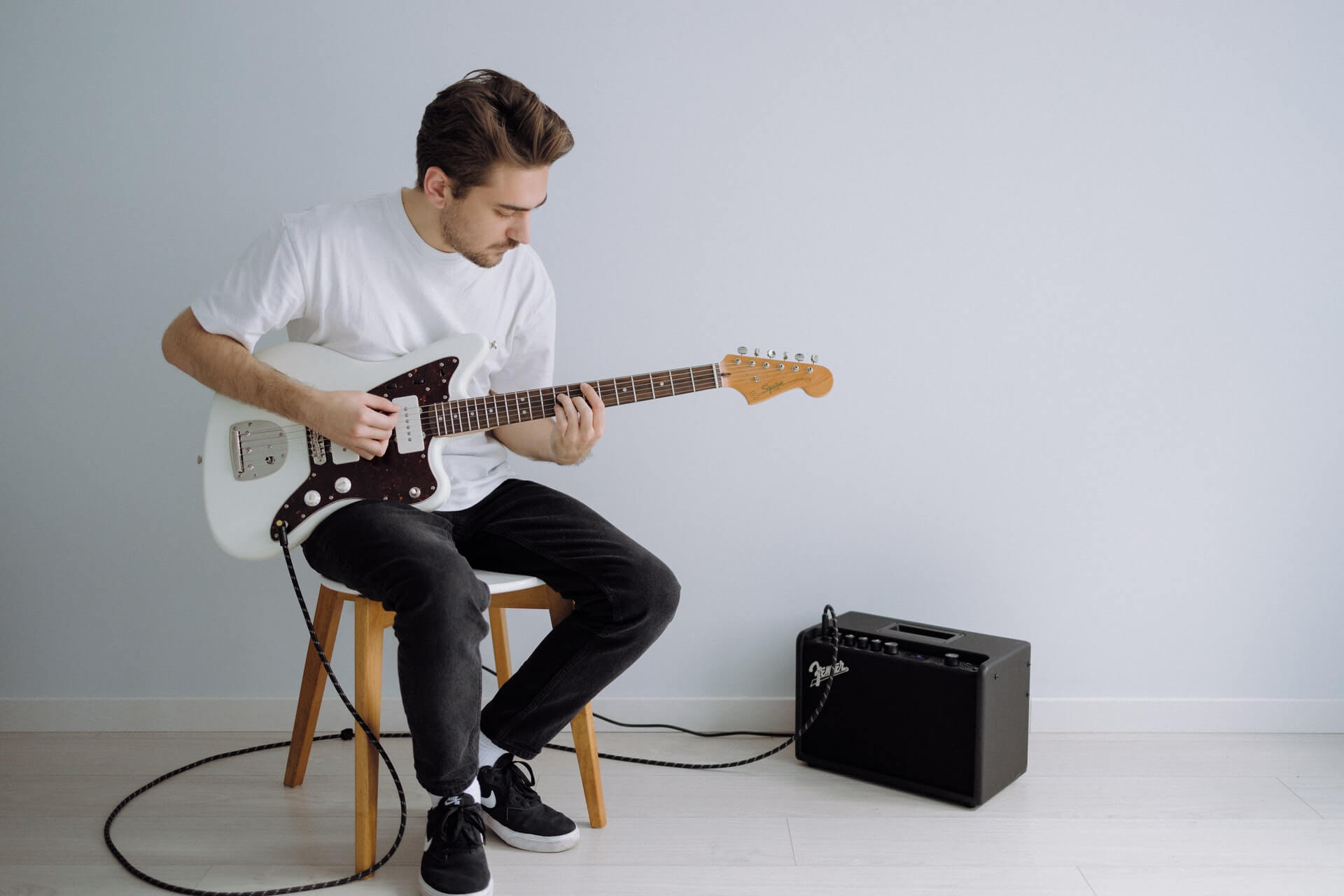 Hombre tocando Guitarra_Elec